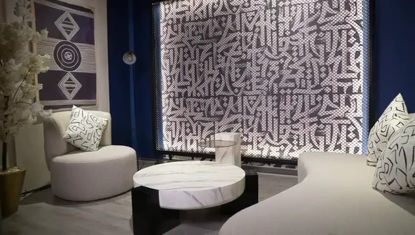 ديكور استوديو واي زون باللون الأزرق الداكن وزخارف حروف عربية